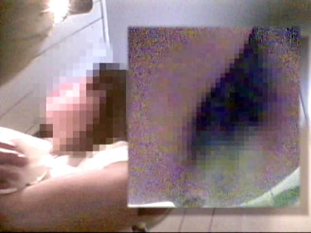 実録！ おもらし映像トイレ盗撮 Vol.2 サンプル画像 18