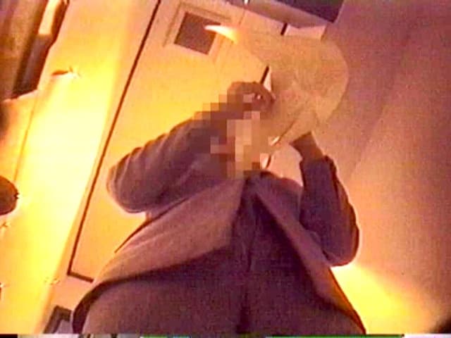 実録！ おもらし映像トイレ盗撮 Vol.2 サンプル画像 19