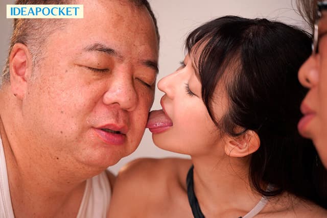 名前も顔も覚えていない遠い親戚のおじさんが 汗だくになった私の顔や手足を貪るように舐め、中出しされた10代の夏休みを私は今でも覚えています。 さくらわかな サンプル画像 14