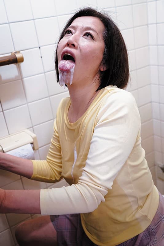 ママが甘えん坊のおしっこ手伝って、おっぱい飲ませてシコシコしてあげる。 サンプル画像 5
