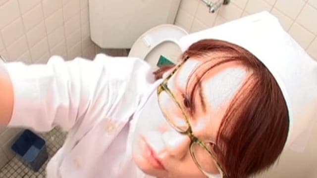 給食センターで働くおばさんのトイレ盗撮 尿検査採取映像 サンプル画像 15
