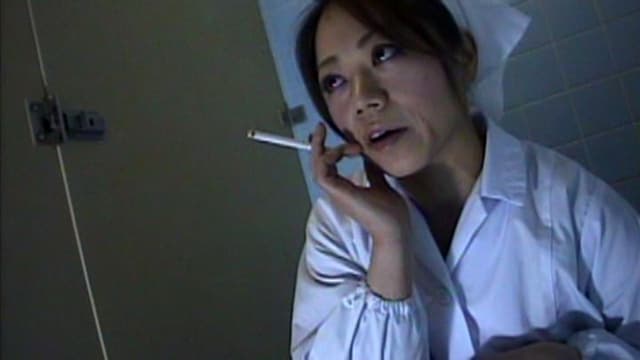 給食センターで働くおばさんのトイレ盗撮 尿検査採取映像 サンプル画像 16