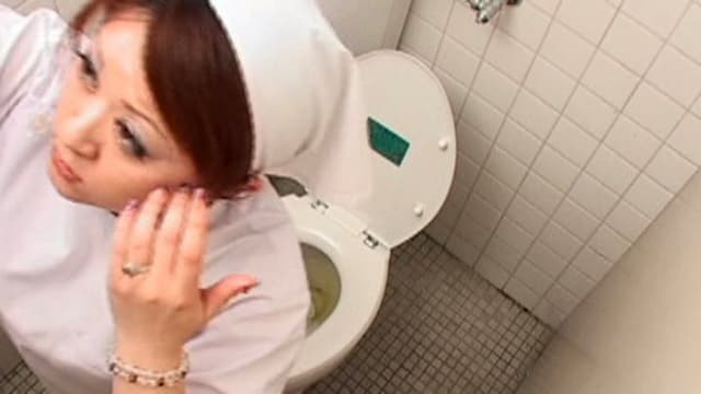 給食センターで働くおばさんのトイレ盗撮 尿検査採取映像 サンプル画像 5