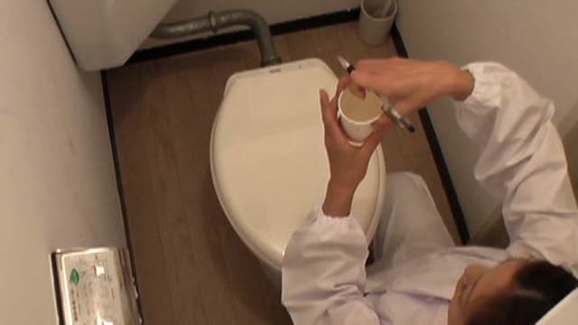 給食センターで働くおばさんのトイレ盗撮 尿検査採取映像 サンプル画像 9