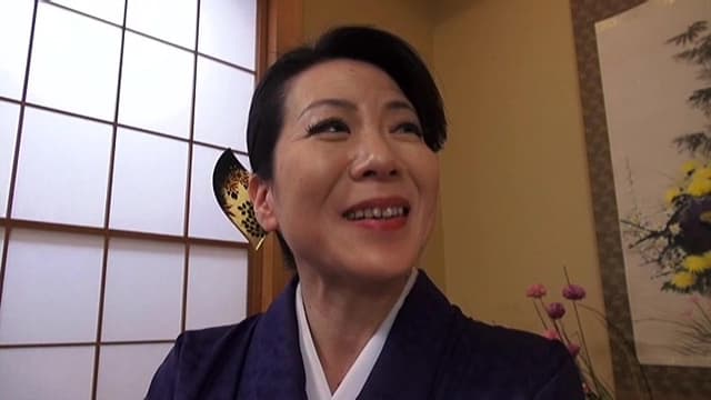 熟女レズ 自慰と放尿 大石忍 本間夏子 サンプル画像 1