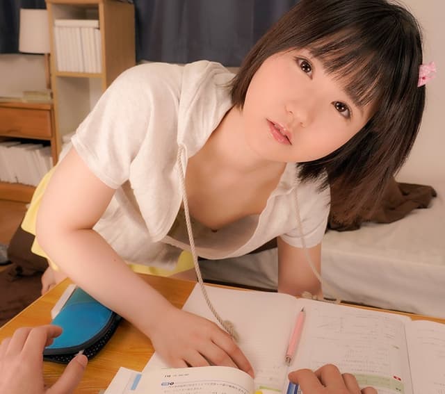 【VR】「あっダメ…何か変な感じ…ごめんなさい！」電マでイタズラしていたらまじめでウブな義理の妹がお漏らししちゃった件！そして、そんな義理の妹が実は超絶エロくてドスケベだった件！突然、ボクに10歳以上年の離れた義理の妹が出来た！…ボクのチ●ポを… まみちゃん サンプル画像 9