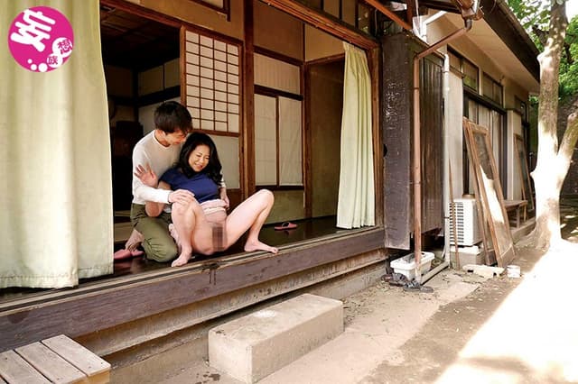 膀胱炎反対！！尿意を催したらどこでも大放出！！美顔熟女の小便と中出し交尾 30人4時間 サンプル画像 5