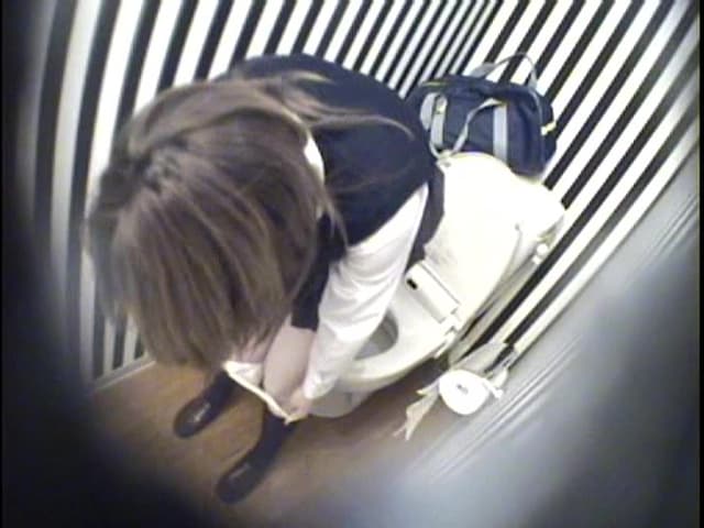 ［個人撮り］［F○2流出映像］女子○生が通学途中の公衆トイレでオシッコする様子を盗撮！なんと！その中にオナニーしながら失禁する娘が偶然写ってましたのでAV発売！！［厳選特別版］ 2 サンプル画像 16