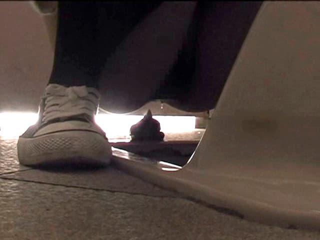 女子便所盗撮 アナル全開で大糞！放尿！マン汁垂らして変態オナニー！！ サンプル画像 15