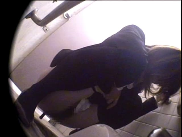 女子便所盗撮 アナル全開で大糞！放尿！マン汁垂らして変態オナニー！！ サンプル画像 16