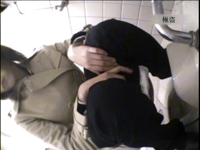 激ヤバ 便所盗撮！美人娘の脱糞！放尿！大公開！！Part2 サンプル画像 1