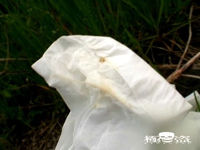撮られてるとも知らずに！もう限界！尻丸出し野外放尿！！ サンプル画像 15