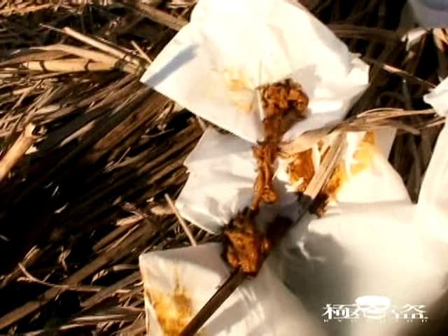 撮られてるとも知らずに！もう限界！尻丸出し野外放尿！！ サンプル画像 20
