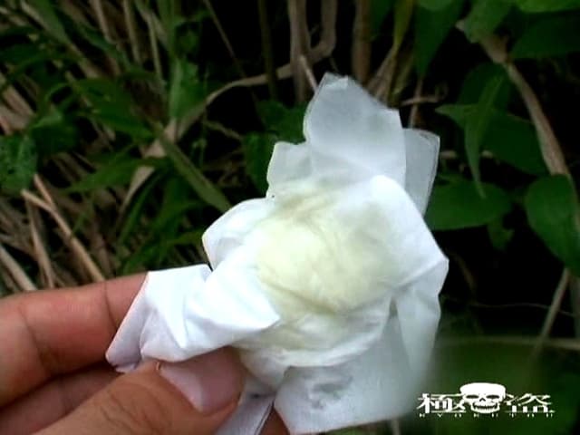 撮られてるとも知らずに！もう限界！尻丸出し野外放尿！！ サンプル画像 8