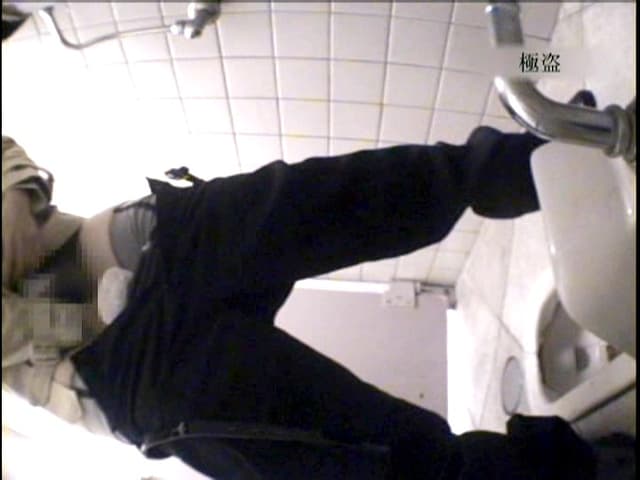 激ヤバ便所盗撮 美人娘の放尿！ 大公開DX 60名4時間 サンプル画像 10