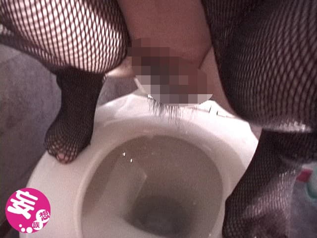 大胆に放尿シーンを見せます サンプル画像 4