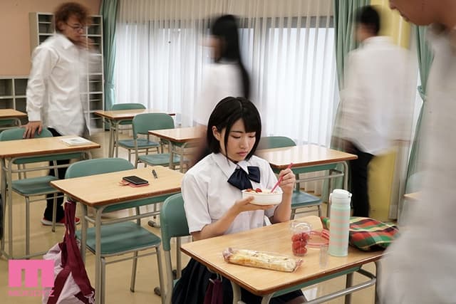 時間停止 クラスの女子に時を止められて男子たちに中出しされた優等生 皆月ひかる サンプル画像 9