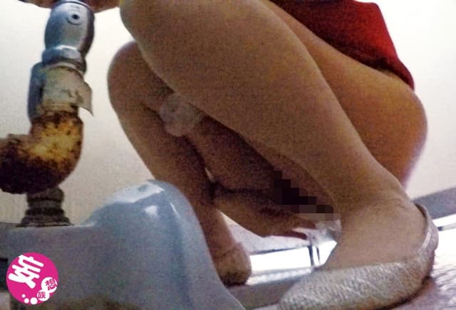 ガチンコ盗撮 関東近県 某市営第1体育館に侵入 地元お嬢さんたちのトイレの聖水盗撮 58人1時間50分 サンプル画像 5