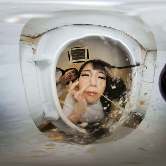 【VR】【VR高画質】M男を人間便器にして楽しむゲロスカ女子倶楽部 美らかのん サンプル画像 6