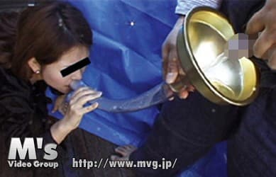 まちかど素人娘に外階段で飲尿・放尿させちゃいました！！ サンプル画像 7
