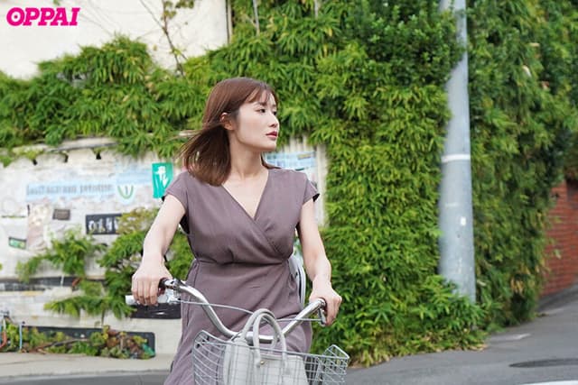 子供を保育園に送迎後の9時間。送迎で汗ばんだママチャリ人妻の乳首こねくり回しビンカン即イキ早漏体質に開発して何度も何度も生ハメした 藤森里穂 サンプル画像 2