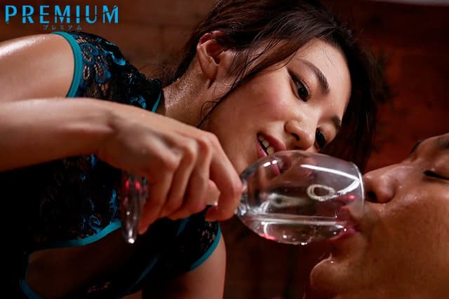 びちょ濡れ！聖水お姉さんに痴女られる！ 山岸逢花 サンプル画像 8