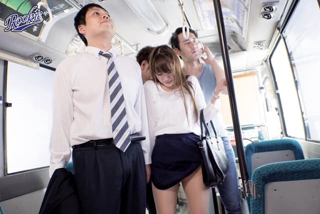 彼女がバスで痴●されていたので止めに入ろうとしたら彼女が嬉ションするほど感じてしまい、戸惑って何もできない僕。 三原ほのか サンプル画像 6
