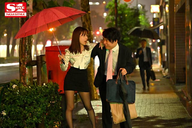 「普段は真面目なのに…」 酔うとキス魔、ハメると失禁、泥●ビショ濡れビッチになっちゃう人妻上司と体液まみれのホテル2次会 奥田咲 サンプル画像 1