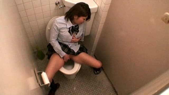 放課後のトイレでオナニーをしてたら気持ち良すぎて漏らしちゃった女子校生 2 サンプル画像 20