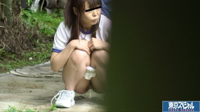 世田谷区・公園管理人投稿 もうガマンできない！野ションする部活少女たち トイレが遠いから外でおしっこしちゃえ！ サンプル画像 3