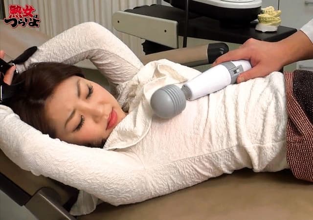 歯科医院拘束 衝撃動画！欲求不満な奥さんが被害者！？ 拘束されて身動きが取れない奥さんが電マをクリに当てられたら予想外な結果にwww2 「あぁぁぁんダメダメぇダメぇおしっこ漏らしちゃう～」 サンプル画像 13