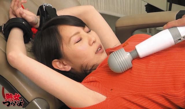 歯科医院拘束 衝撃動画！欲求不満な奥さんが被害者！？ 拘束されて身動きが取れない奥さんが電マをクリに当てられたら予想外な結果にwww2 「あぁぁぁんダメダメぇダメぇおしっこ漏らしちゃう～」 サンプル画像 1